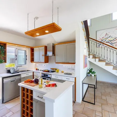 Seafront Violetta Villa *