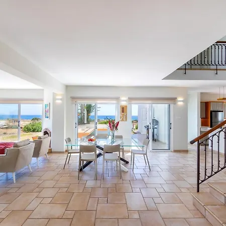 ヴィラ Seafront Violetta プロタラス