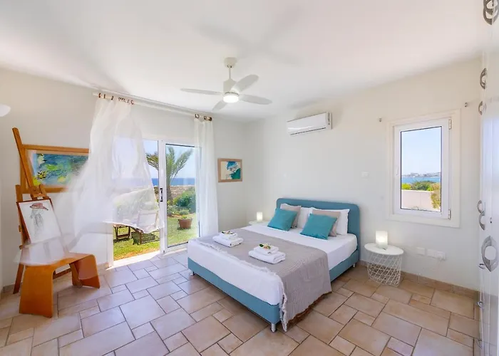 Seafront Violetta 别墅 *