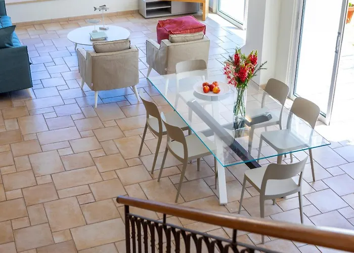 Seafront Violetta 别墅 *