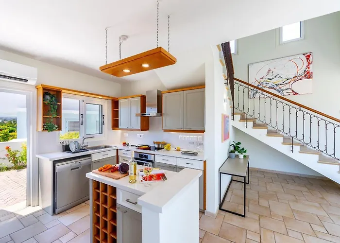 Seafront Violetta 别墅 *